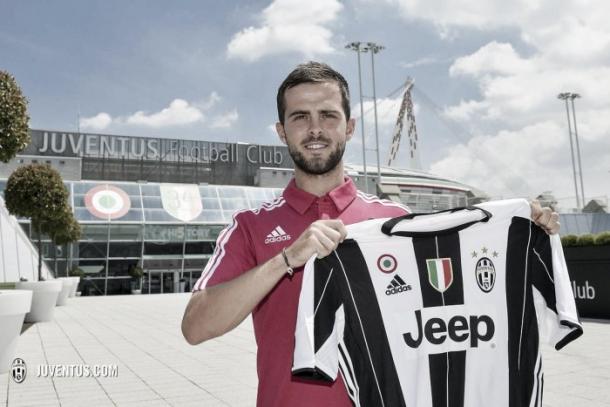 Pjanic holds the jersey of his new club after signing | Photo: Juventus.com