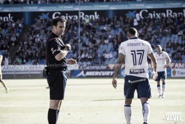 Ocón Arráiz dirigiendo un encuentro del Real Zaragoza | Foto: Javi Jimeno (Vavel)