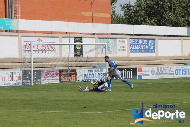 Oca en pleno disparo de gol | Foto: Almansa Deporte