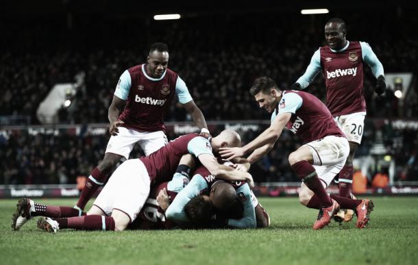 Los jugadores del West Ham se amontonan encima de Ogbonna tras el gol. Foto: BBC Sport