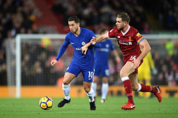 Hazard e Henderson disputam a bola | Foto: Shaun Botterill/Getty Images