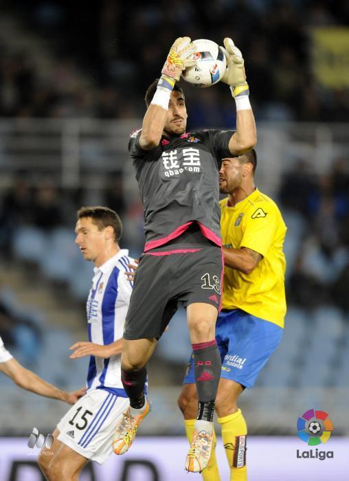 Oier Olazabal atrapa un balón en un partido de cCopa del Rey. Imagen: LaLiga