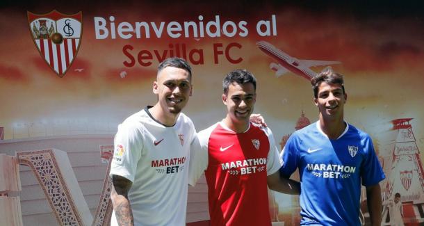 Ocampos, Reguilón y Óliver siendo presentados. Fuente: Sevilla FC