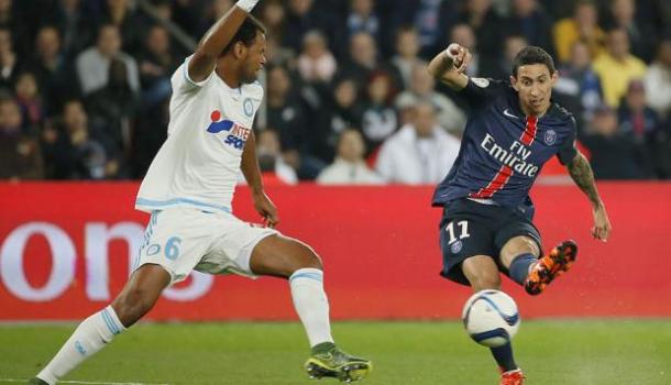 En la fotografía, un jugador del PSG y otro del Marsella peleando por el balón // Fuente: Ligue 1 de Francia