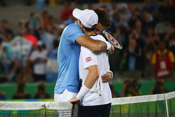 Andy Murray and Juan Martin del Potro after their Olympic final match (Photo by Clive Brunskill/Getty Images)