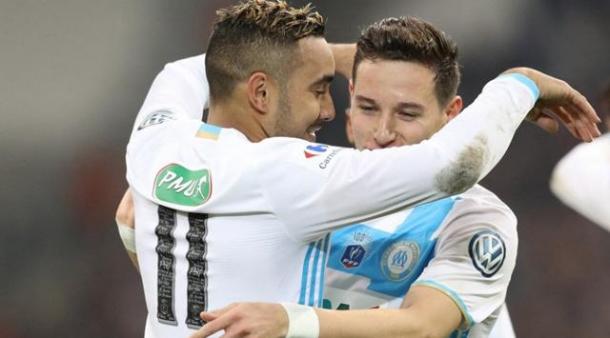 Jugadores del Marsella abrazándose entre ellos / Fuente: OM