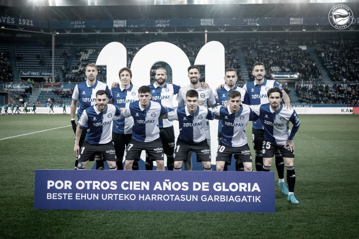 El once albiazul posa con la pancarta del 101 aniversario. Fuente: Deportivo Alavés