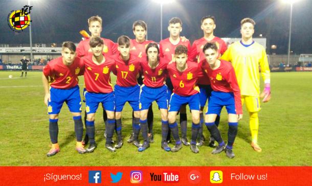Formación de la selección española sub-16 para un partido | Fotografía: Selección Española