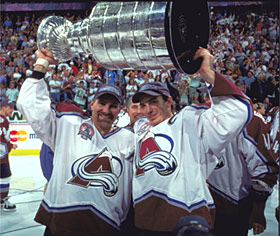 Hejduk y Sakic con la Stanley de 2001 | Foto: HHOF