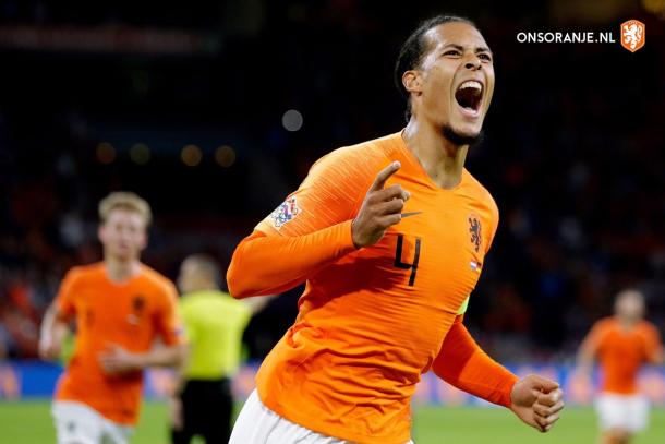 van Dijk abrió la cuenta para Holanda | Foto: @OnsOranje