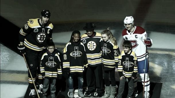 Willie O'Ree junto a niños en un juego Montreal vs. Boston | Foto: SportsNet.ca