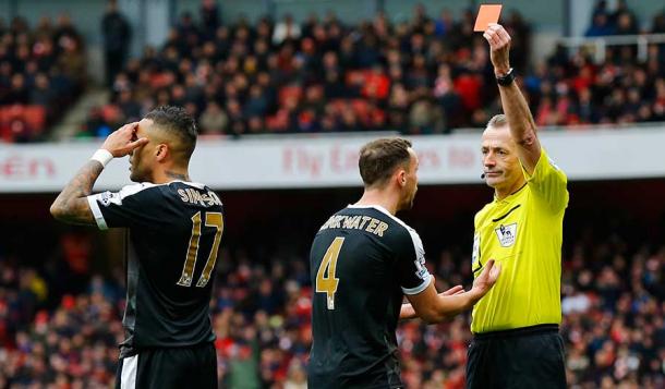 Momento en que Simpson vio la cartulina roja. Foto: Premier League