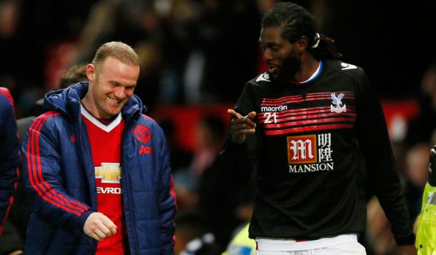 Rooney y Adebayor charlan al final del partido. Foto: Premier League