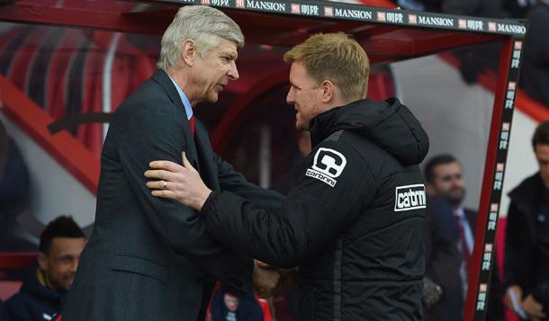 Howe y Wenger se saludan antes del encuentro. Foto: Premier League