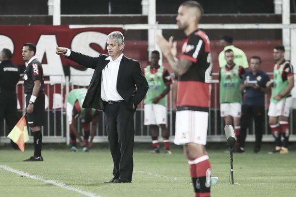 À beira do gramado, Reinaldo Rueda comanda a equipe do Flamengo (Foto: Gilvan de Souza/Fla Imagem)