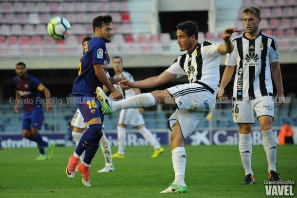 Jugadores de ambos conjuntos en acción durante el partido de la ida / Foto: Ernesto Aradilla (VAVEL.com)