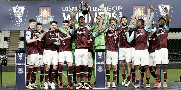 Oxford, pictured holding the trophy, captained West Ham to u21 Premier League cup success last season | Photo: Arfa Griffiths/ West Ham United