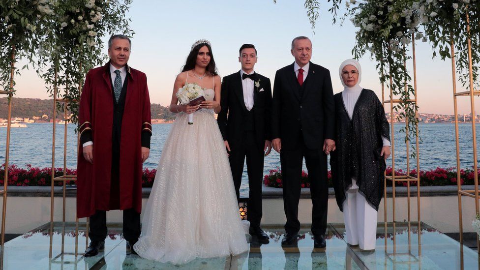 Özil y Erdogan posando para la foto en el casamiento del futbolista. Foto: BBC