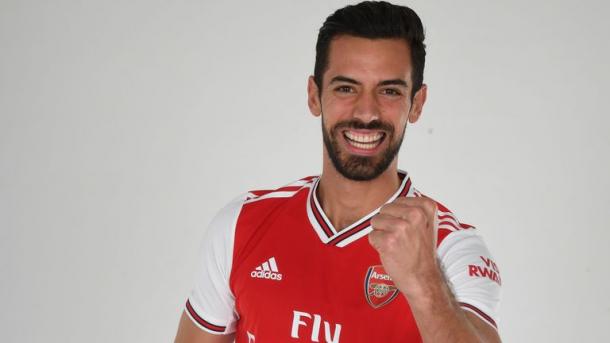 Pablo Marí, feliz con la elástica de su nuevo equipo vía Arsenal FC