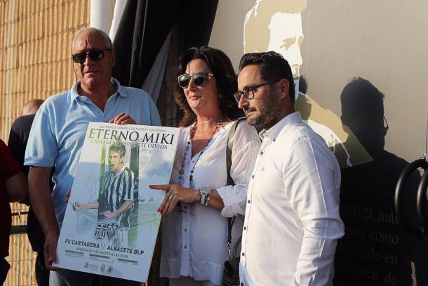 Paco Belmonte, presidente del FC Cartagena, junto a los padres de Miki Roqué en la inauguración de su puerta. Foto: FC Cartagena