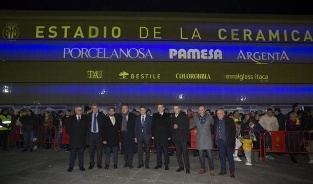 Las autoridades presentes en el acto posan con la nueva imagen del estadio de fondo│Foto: villarrealcf.es
