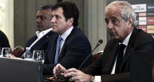 D'onofrio junto con los representantes de AFA y CONMEBOL, en la previa a la final que no fue. (Foto: Infobae)