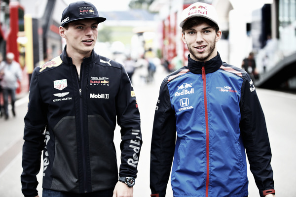 Max Verstappen y Pierre Gasly paseando por el paddock de Austria | Getty Images