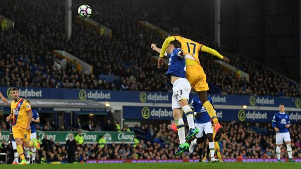 Benteke hizo el 1-1 gol un gran cabezazo | Foto: Premier League