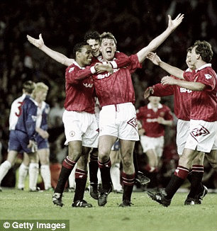 Pallister was a great of the club, here with Giggs and Paul Ince | Photo: Getty Images