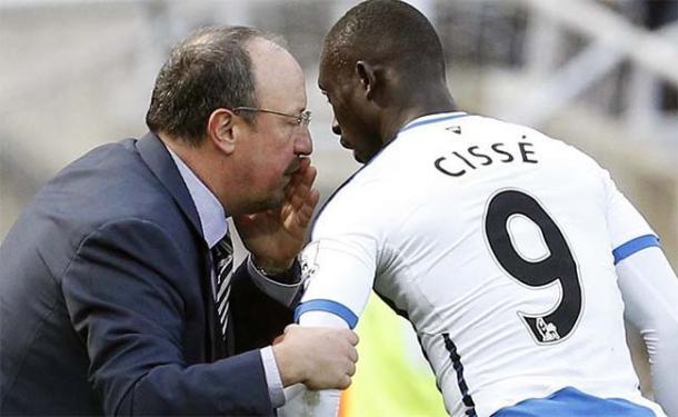 Benítez dando instrucciones a Cissé en un partido esta temporada. Foto: The Mag