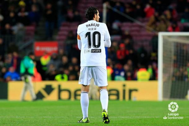  Dani Parejo sobre el césped del Camp Nou. Imagen vía: La Liga