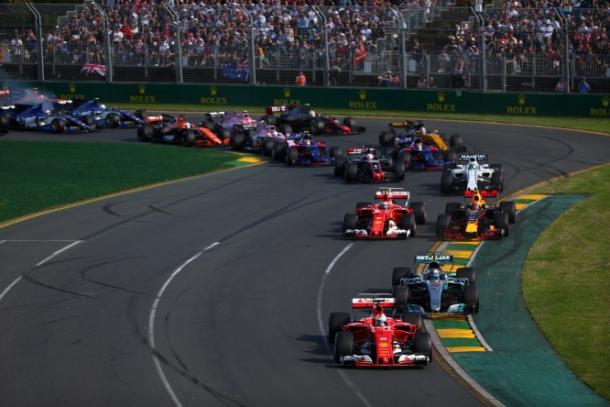 Un'immagine della partenza, Vettel tiene dietro Bottas e Raikkonen si difende da Verstappen | formulapassion