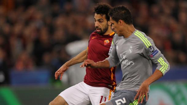 Salah y Varane pugnan por un balón | Foto: uefa.com