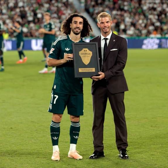 El Martínez Valero homenajea a Cucurella. AS