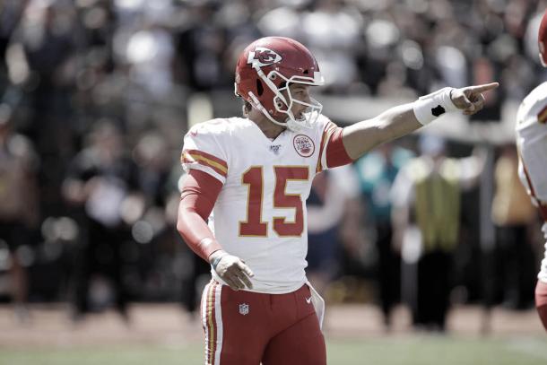 Mahomes sigue en modo MVP, junto con Prescott y Lamar Jackson lidera a los mariscales con 7 pases de anotación. Foto: NFL