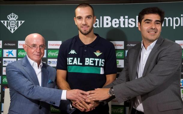 Pau López en su presentación con el Real Betis | FOTO: EFE