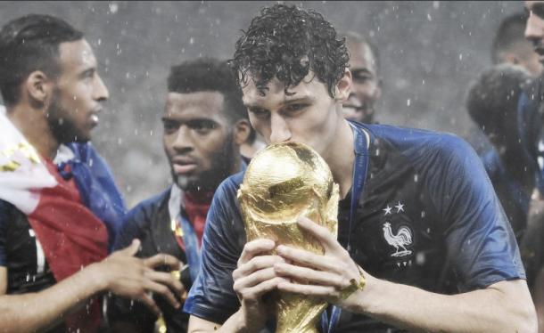 El francés de 22 años besando el trofeo | Foto: @VfB_int