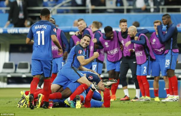 Payet mobbed after scoring the winner (photo: getty images)