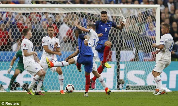 Payet scored from outside the box, again... (photo: Reuters)