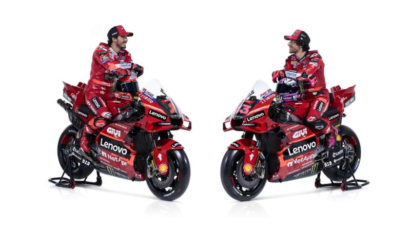 Bagnaia y Bastianini en la presentacion de Ducati MotoGP 2023. Foto: www.dazn.com