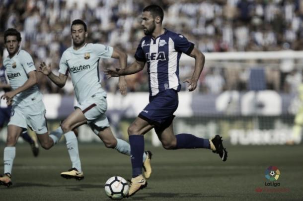 Pedraza conduce el balón en un partido frente al Barcelona. / Foto: LaLiga