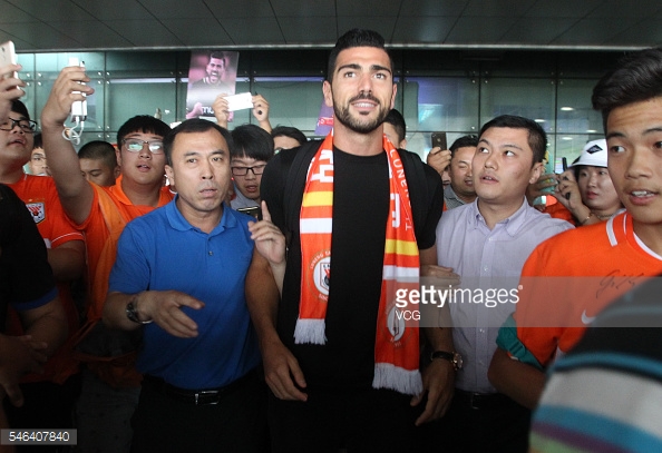 Pellè en su llegada al Shandong Luneng | Foto: Getty Images