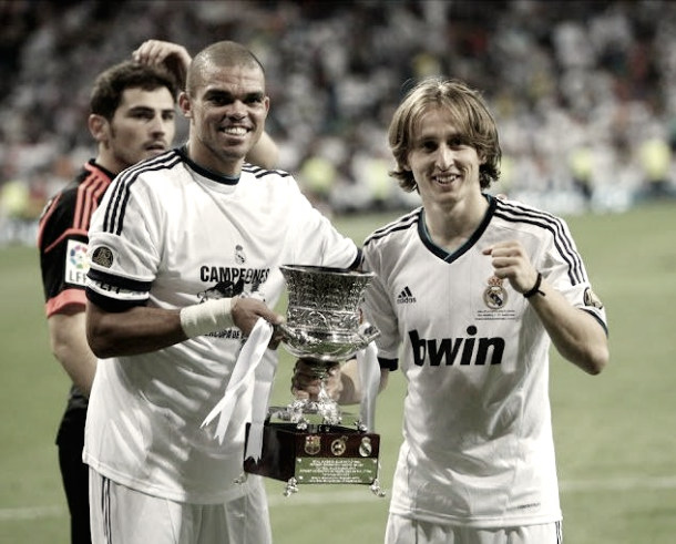 Luka Modric con el trofeo de la Supercopa de España 2012 | Foto: Página web Real Madrid