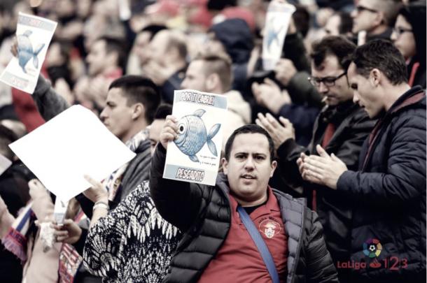 Aficionados locales y visitantes portaron "el pescaíto" en apoyo a Gabriel: LaLiga1|2|3