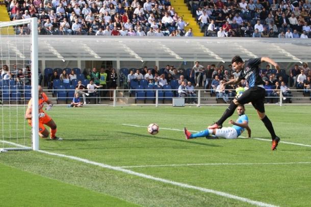 Il gol di Petagna, all'andata, dopo una sfortunata serie di carambole tra Ghoulam e Koulibaly - Foto Getty Images