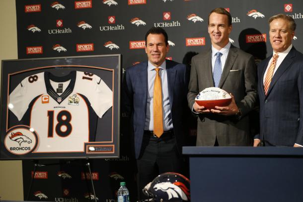 Manning con Elway e Kubiak | AP Photos/David Zabulowski