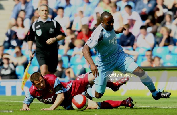 MANCHESTER, UNITED KINGDOM - APRIL 28: Darius Vassell of Manchester City battles for the ball with Phil Bardsley of Aston Villa during the Barclays Premiership match between Manchester City and Aston Villa at The City of Manchester Stadium on April 28, 2007 in Manchester, England. (Photo by Mark Thompson/Getty Images) 