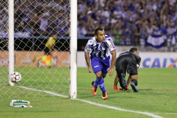 Edinho marcou primeiro tento na competição e comemorou (Foto: Alisson Frazão|R Cortez|CSA)