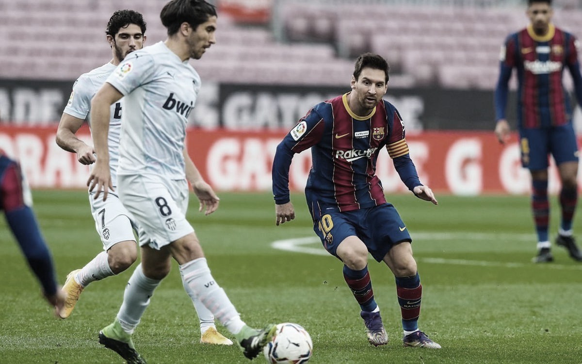 Carlos Soler ante Messi en el duelo de la temporada pasada en el Camp Nou. | Foto: FC Barcelona