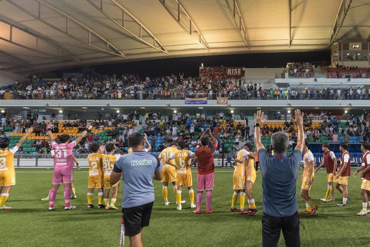 Albirex Niigata Players and staff thanking the fans. Photo by: <strong><a  data-cke-saved-href='https://www.vavel.com/en/international-football/2022/04/08/1107815-albirex-niigatas-vs-tampines-roverspreview-prediction-and-more.html' href='https://www.vavel.com/en/international-football/2022/04/08/1107815-albirex-niigatas-vs-tampines-roverspreview-prediction-and-more.html'>Albirex Niigata</a></strong> FC (S)